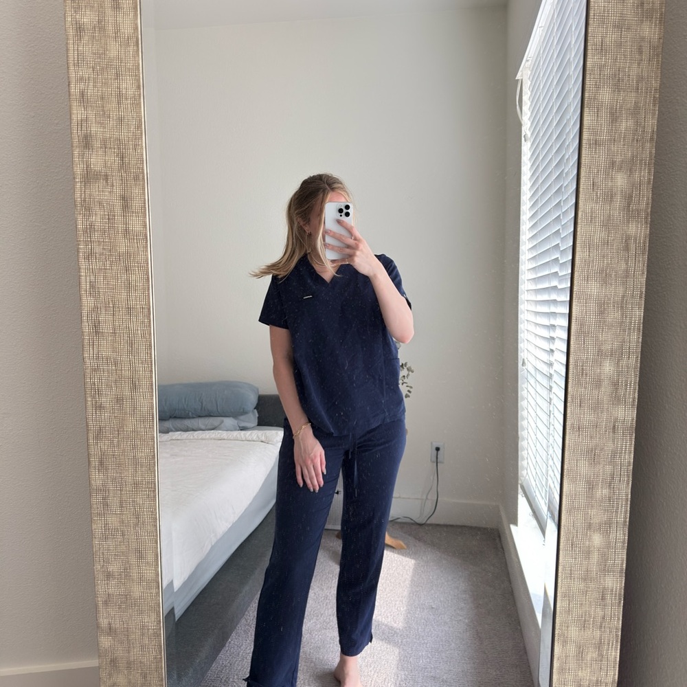 Jaanuu scrub set in Navy Size medium